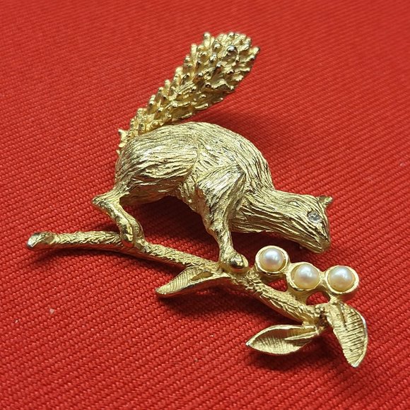 Vintage Hobe Metal Gold Tone Squirrel Brooch Pin Faux Pearls - Picture 10 of 12